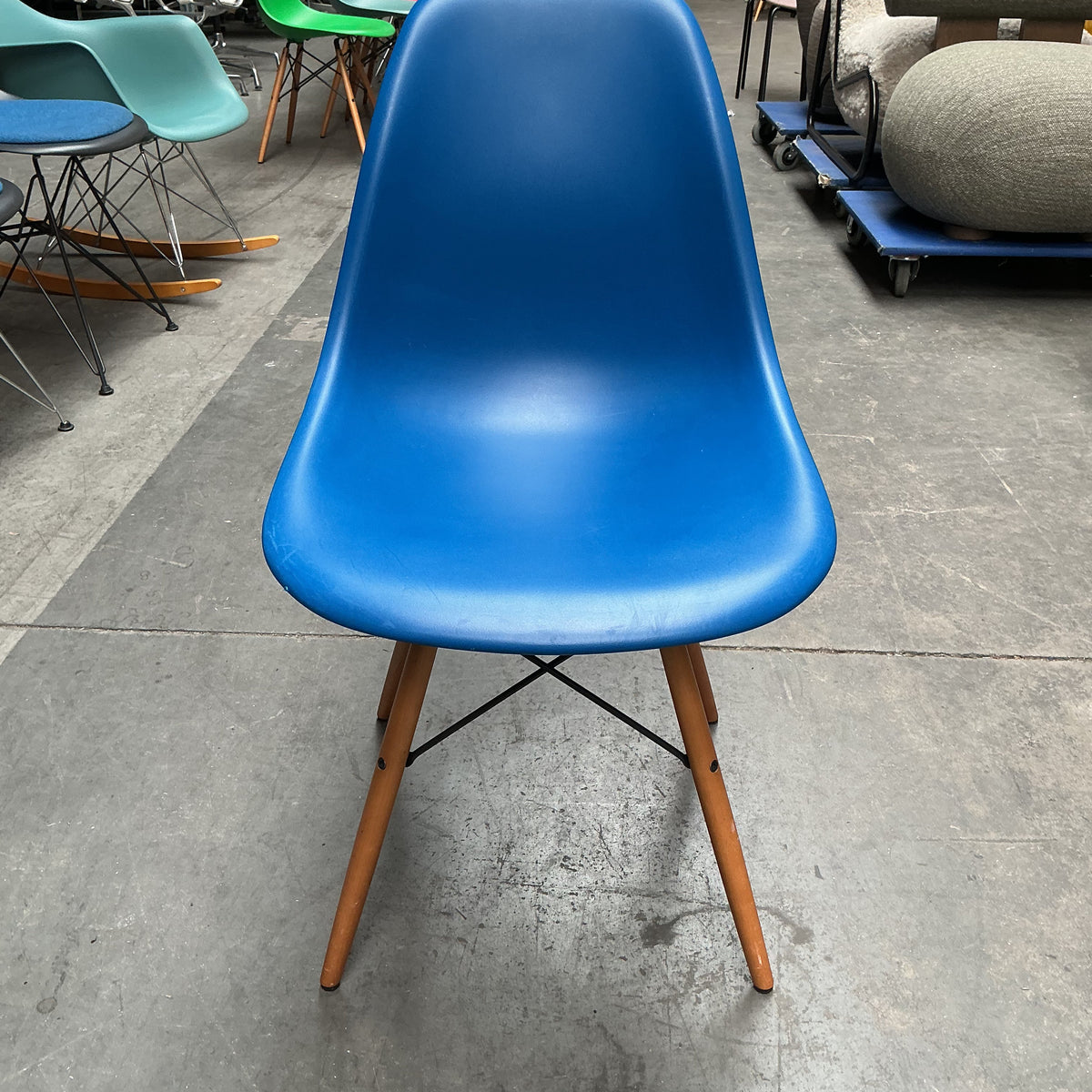 Vitra Eames Plastic Chair DSW | Eetkamerstoel | Blauw | Essenhout