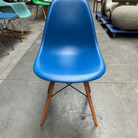 Vitra Eames Plastic Chair DSW | Eetkamerstoel | Blauw | Essenhout
