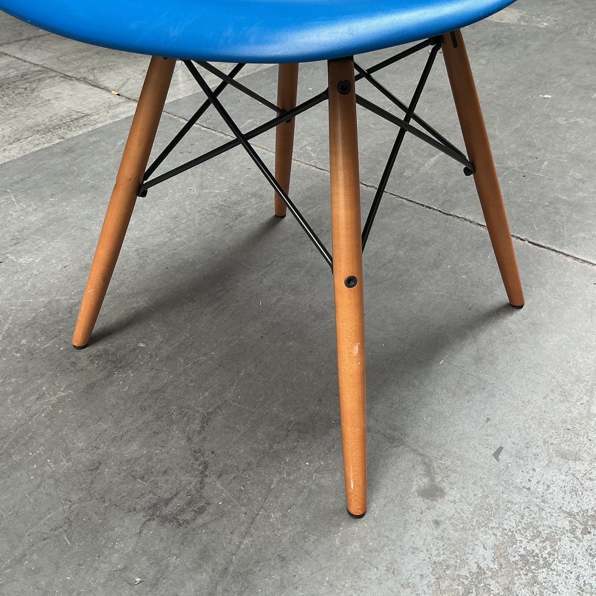 Vitra Eames Plastic Chair DSW | Eetkamerstoel | Blauw | Essenhout