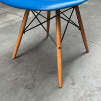 Vitra Eames Plastic Chair DSW | Eetkamerstoel | Blauw | Essenhout