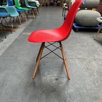 Vitra Eames Plastic Chair DSW | Eetkamerstoel | Rood | Essenhout