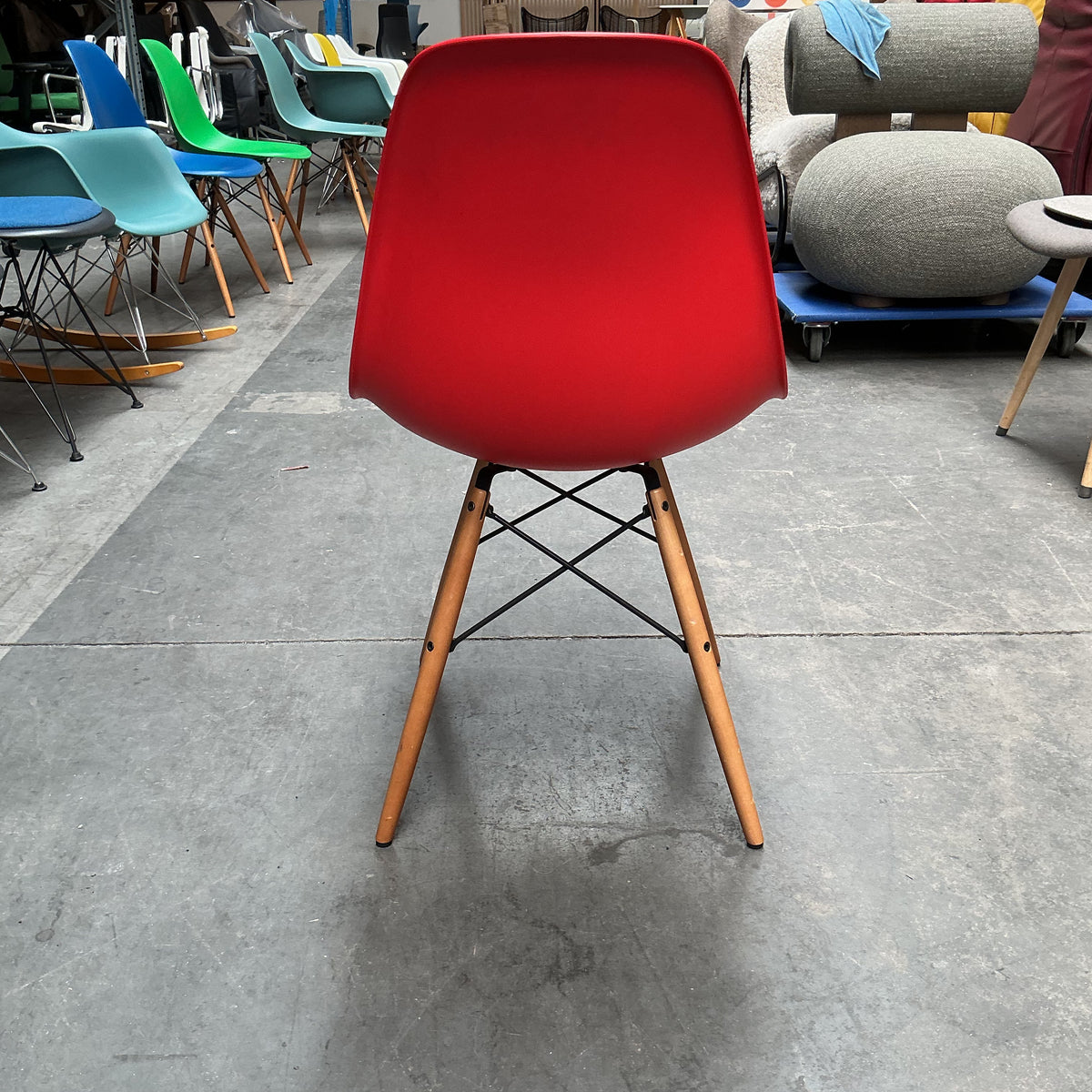 Vitra Eames Plastic Chair DSW | Eetkamerstoel | Rood | Essenhout