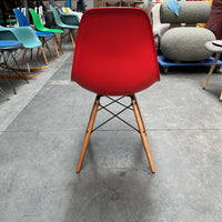 Vitra Eames Plastic Chair DSW | Eetkamerstoel | Rood | Essenhout