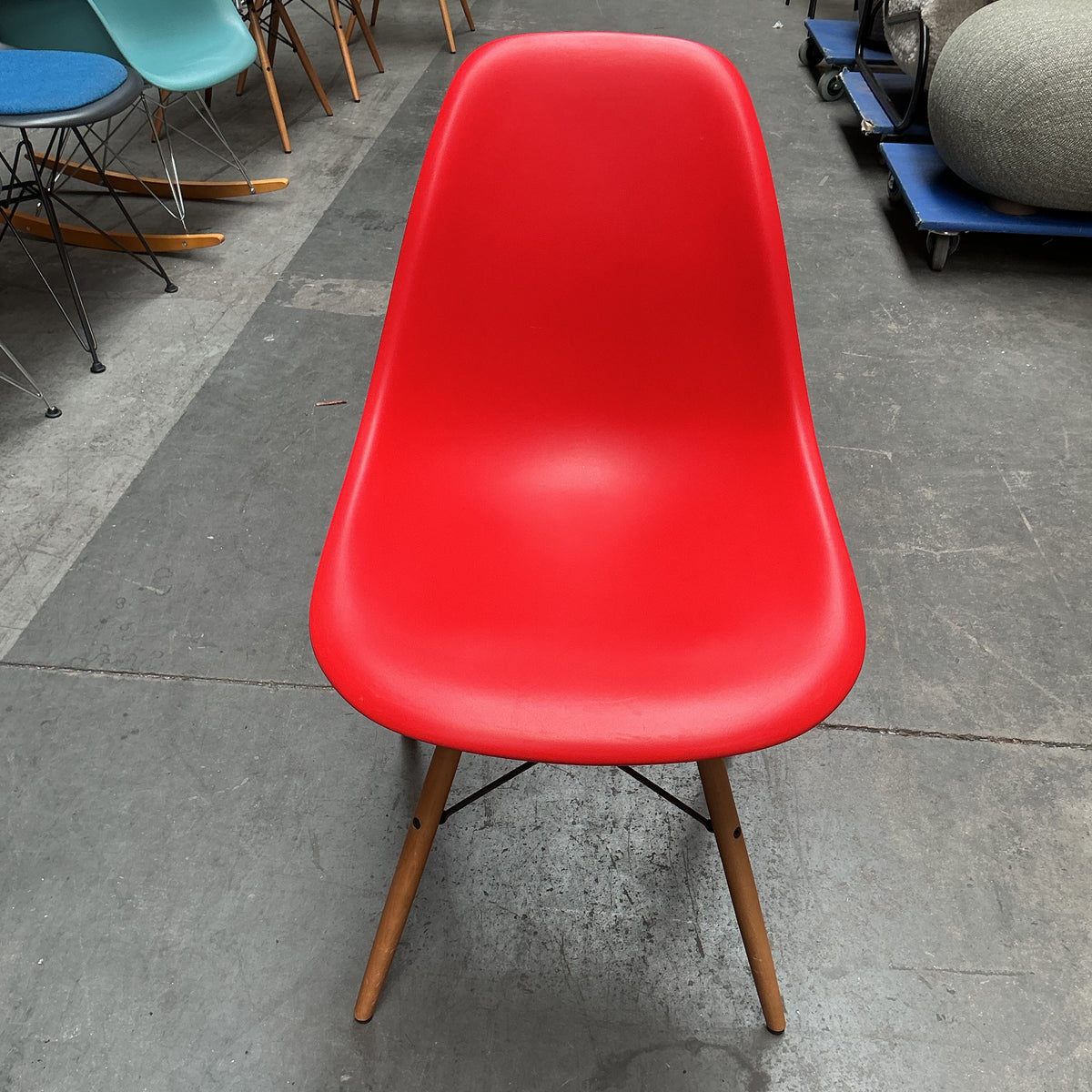 Vitra Eames Plastic Chair DSW | Eetkamerstoel | Rood | Essenhout