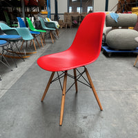 Vitra Eames Plastic Chair DSW | Eetkamerstoel | Rood | Essenhout