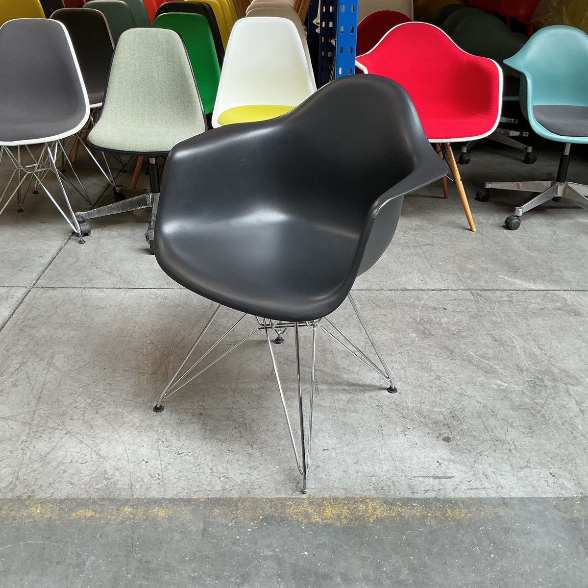 Vitra Eames DAR Design Stoel | Zwart | Chroom
