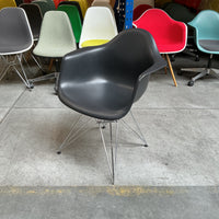 Vitra Eames DAR Design Stoel | Zwart | Chroom