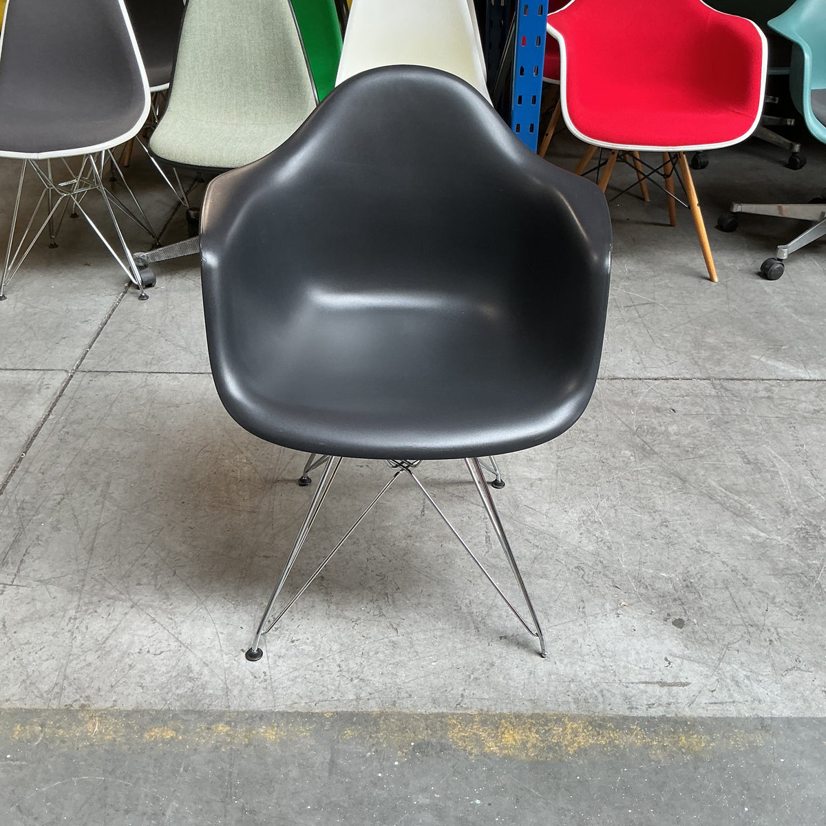 Vitra Eames DAR Design Stoel | Zwart | Chroom