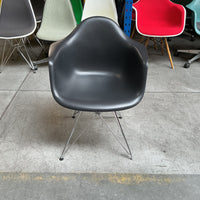 Vitra Eames DAR Design Stoel | Zwart | Chroom