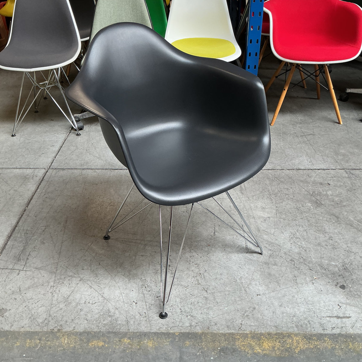 Vitra Eames DAR Design Stoel | Zwart | Chroom