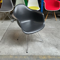 Vitra Eames DAR Design Stoel | Zwart | Chroom
