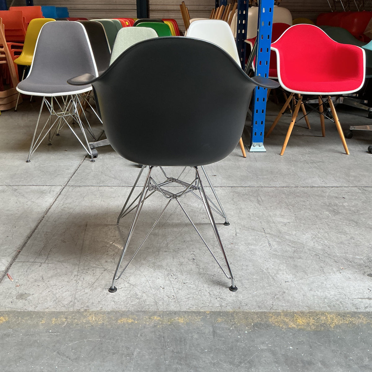 Vitra Eames DAR Design Stoel | Zwart | Chroom
