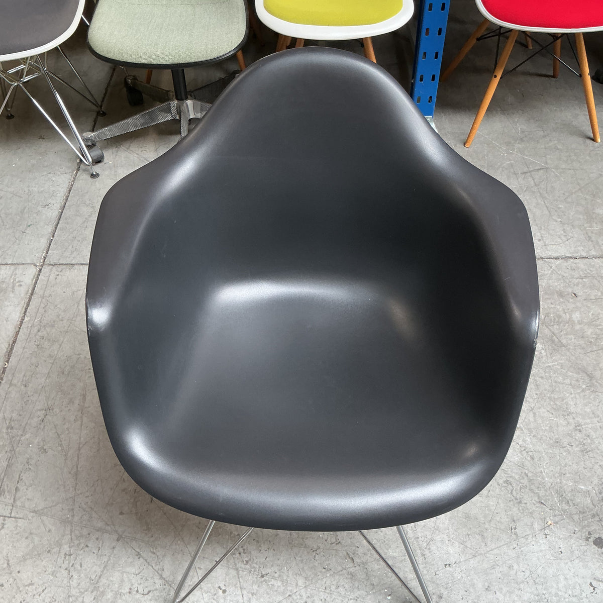 Vitra Eames DAR Design Stoel | Zwart | Chroom