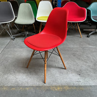 Vitra Eames Plastic Chair DSW | Eetkamerstoel | Rood | Essenhout