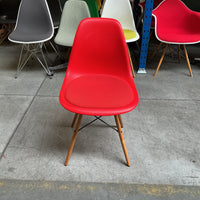 Vitra Eames Plastic Chair DSW | Eetkamerstoel | Rood | Essenhout