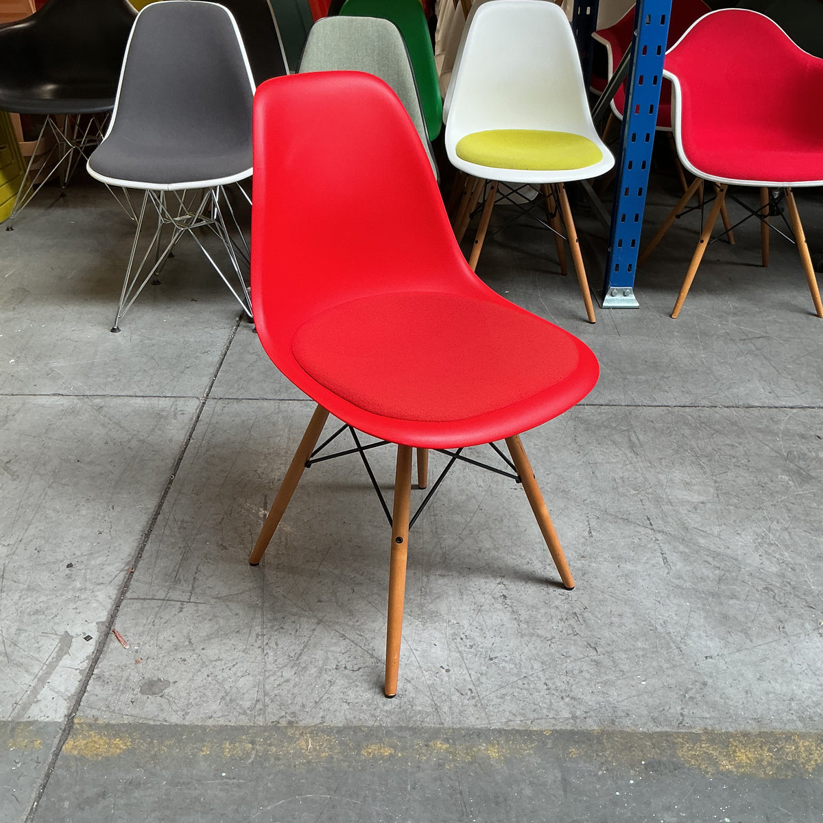 Vitra Eames Plastic Chair DSW | Eetkamerstoel | Rood | Essenhout