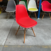 Vitra Eames Plastic Chair DSW | Eetkamerstoel | Rood | Essenhout