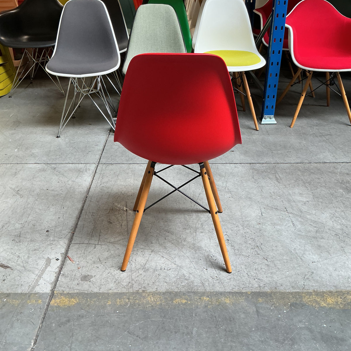Vitra Eames Plastic Chair DSW | Eetkamerstoel | Rood | Essenhout