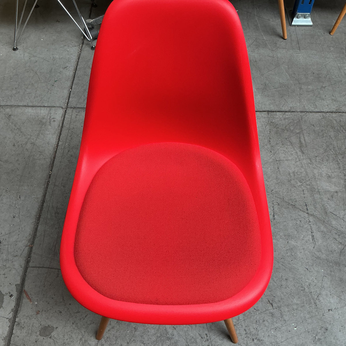 Vitra Eames Plastic Chair DSW | Eetkamerstoel | Rood | Essenhout