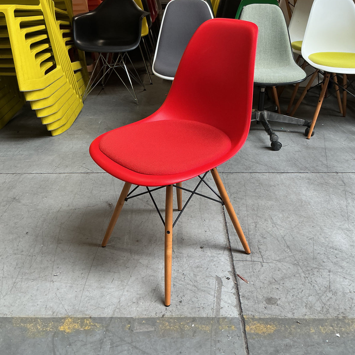 Vitra Eames Plastic Chair DSW | Eetkamerstoel | Rood | Essenhout