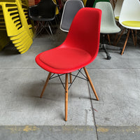 Vitra Eames Plastic Chair DSW | Eetkamerstoel | Rood | Essenhout