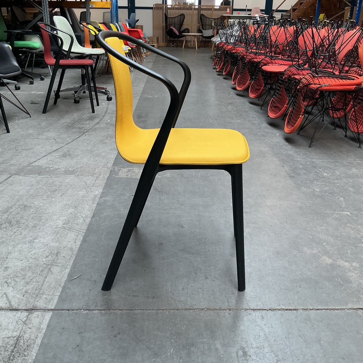 Vitra Belleville Chair Stoel | Kunststof | Gele Stof