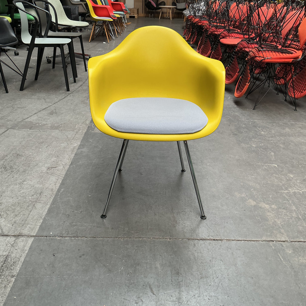 Vitra Eames DAX Design Stoel | Geel | Grijze Zitting