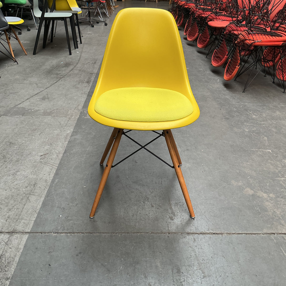 Vitra Eames Plastic Chair DSW | Eetkamerstoel | Geel | Gele Zitting | Essenhout