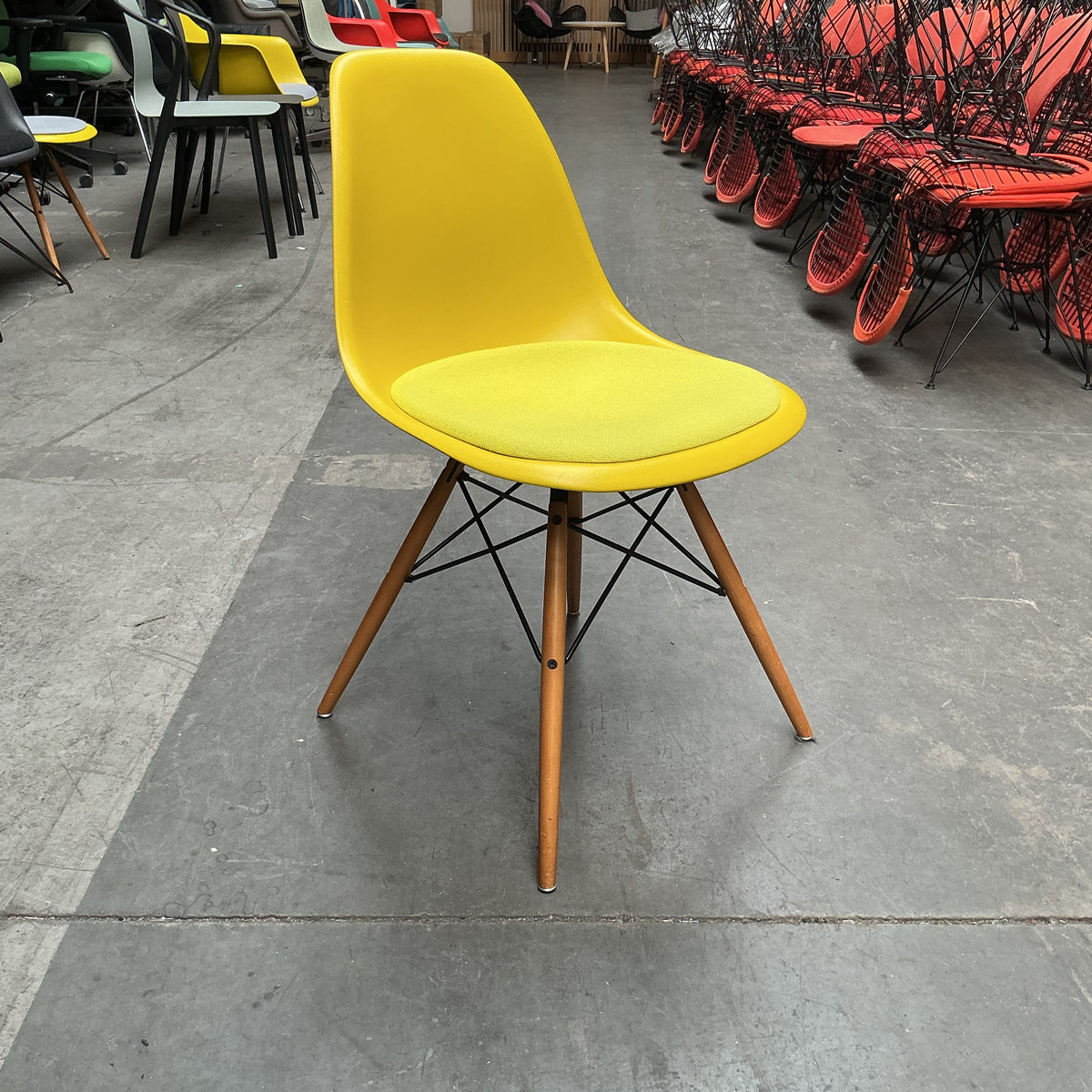 Vitra Eames Plastic Chair DSW | Eetkamerstoel | Geel | Gele Zitting | Essenhout