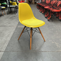 Vitra Eames Plastic Chair DSW | Eetkamerstoel | Geel | Gele Zitting | Essenhout