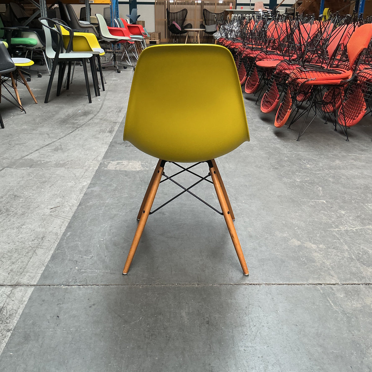 Vitra Eames Plastic Chair DSW | Eetkamerstoel | Geel | Gele Zitting | Essenhout