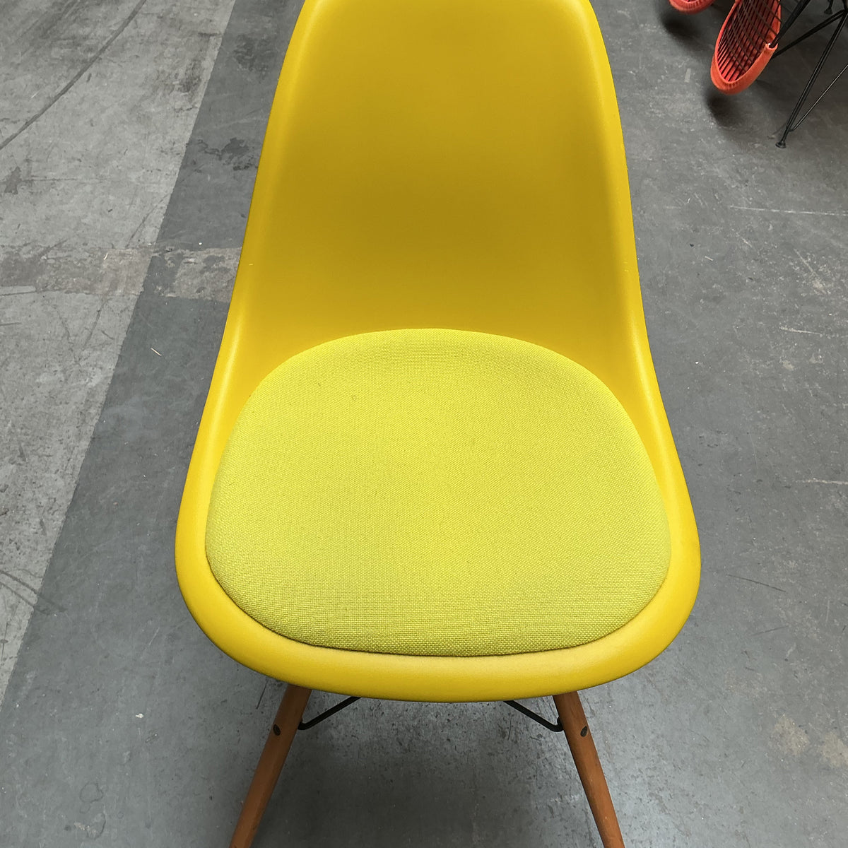 Vitra Eames Plastic Chair DSW | Eetkamerstoel | Geel | Gele Zitting | Essenhout