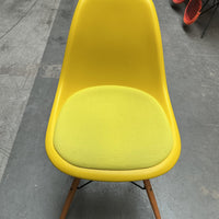 Vitra Eames Plastic Chair DSW | Eetkamerstoel | Geel | Gele Zitting | Essenhout