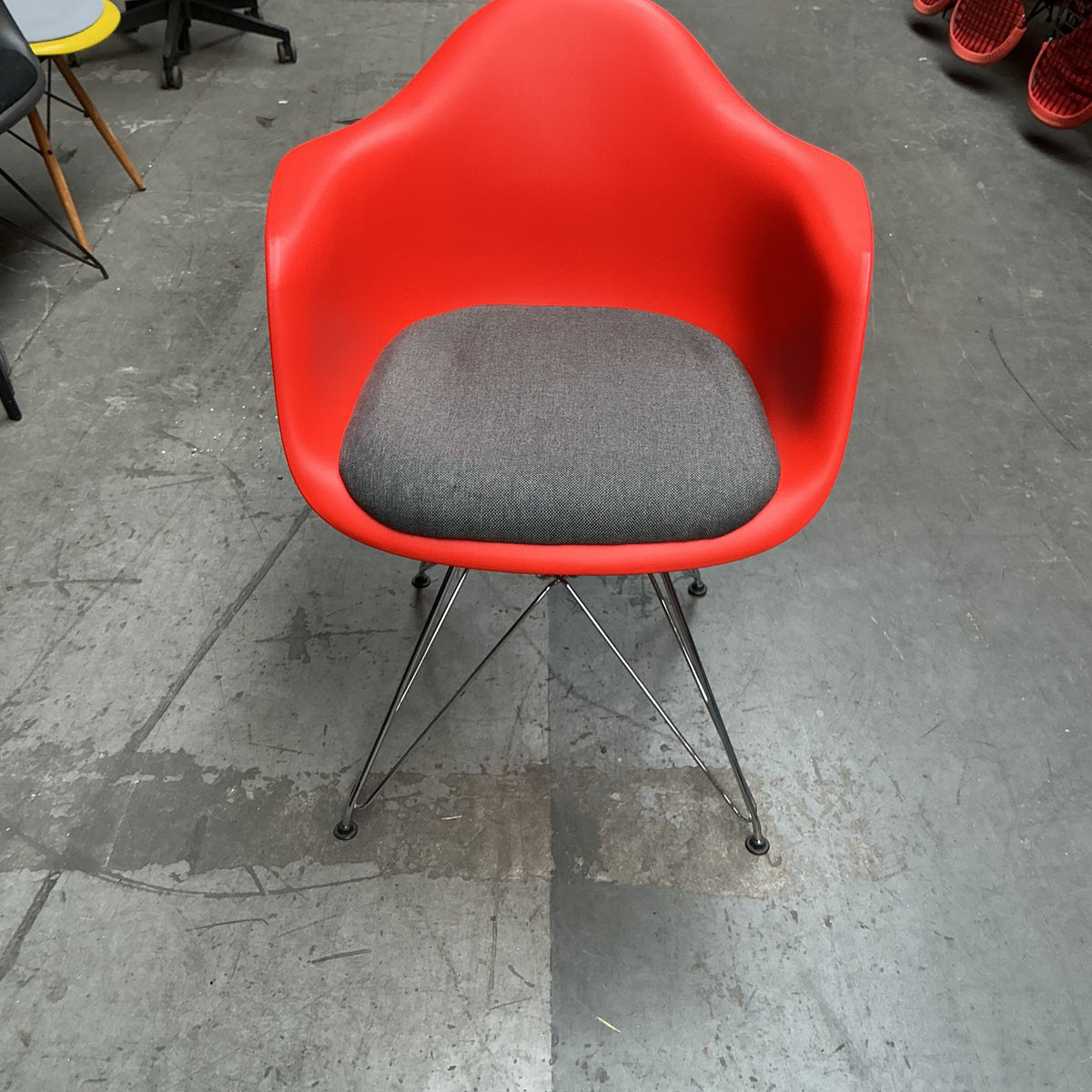 Vitra Eames Dar | Rood | Chroom | met zitkussen Grijs Gemêleerd