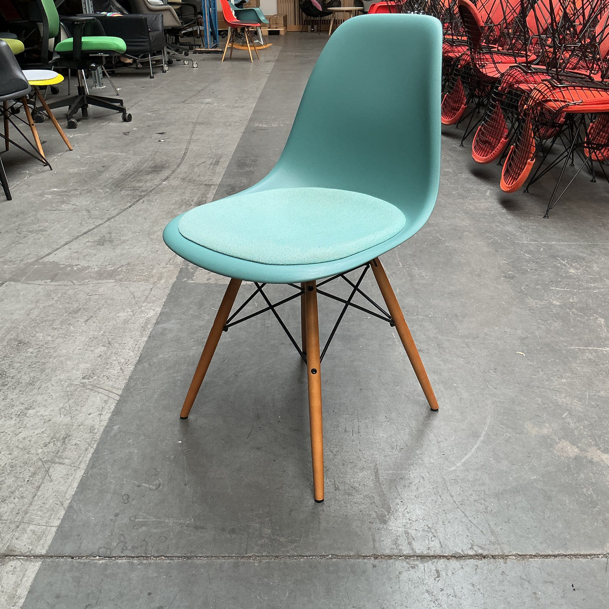Vitra Eames Plastic Chair DSW | Eetkamerstoel | Groen | Stoffen Zitting | Essenhout