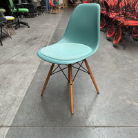 Vitra Eames Plastic Chair DSW | Eetkamerstoel | Groen | Stoffen Zitting | Essenhout