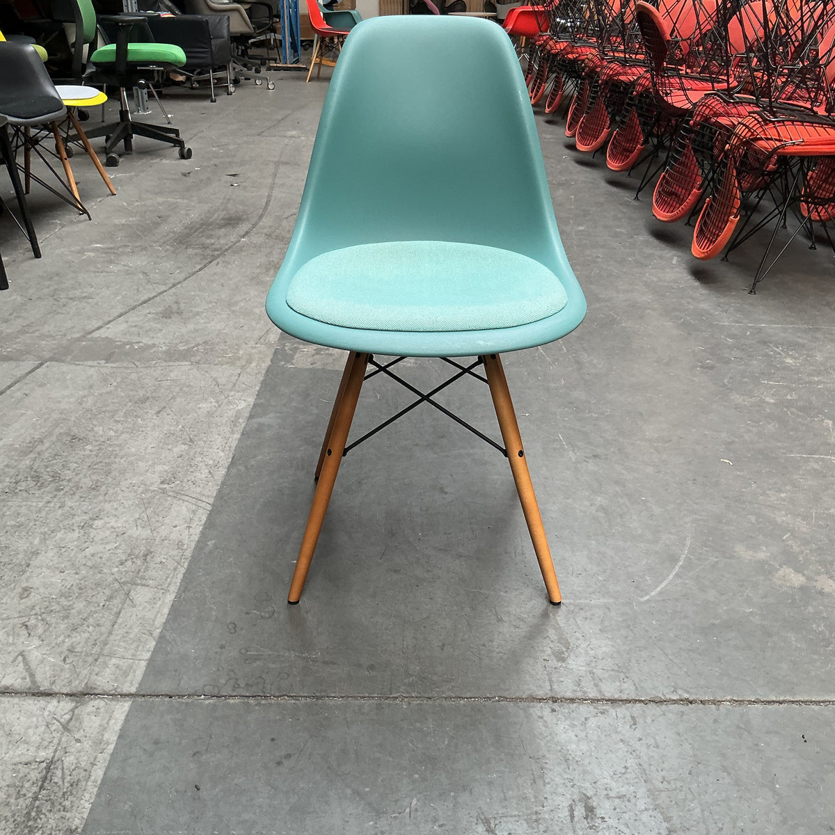 Vitra Eames Plastic Chair DSW | Eetkamerstoel | Groen | Stoffen Zitting | Essenhout