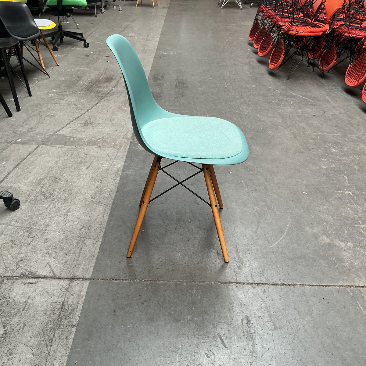 Vitra Eames Plastic Chair DSW | Eetkamerstoel | Groen | Stoffen Zitting | Essenhout