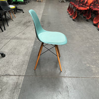 Vitra Eames Plastic Chair DSW | Eetkamerstoel | Groen | Stoffen Zitting | Essenhout