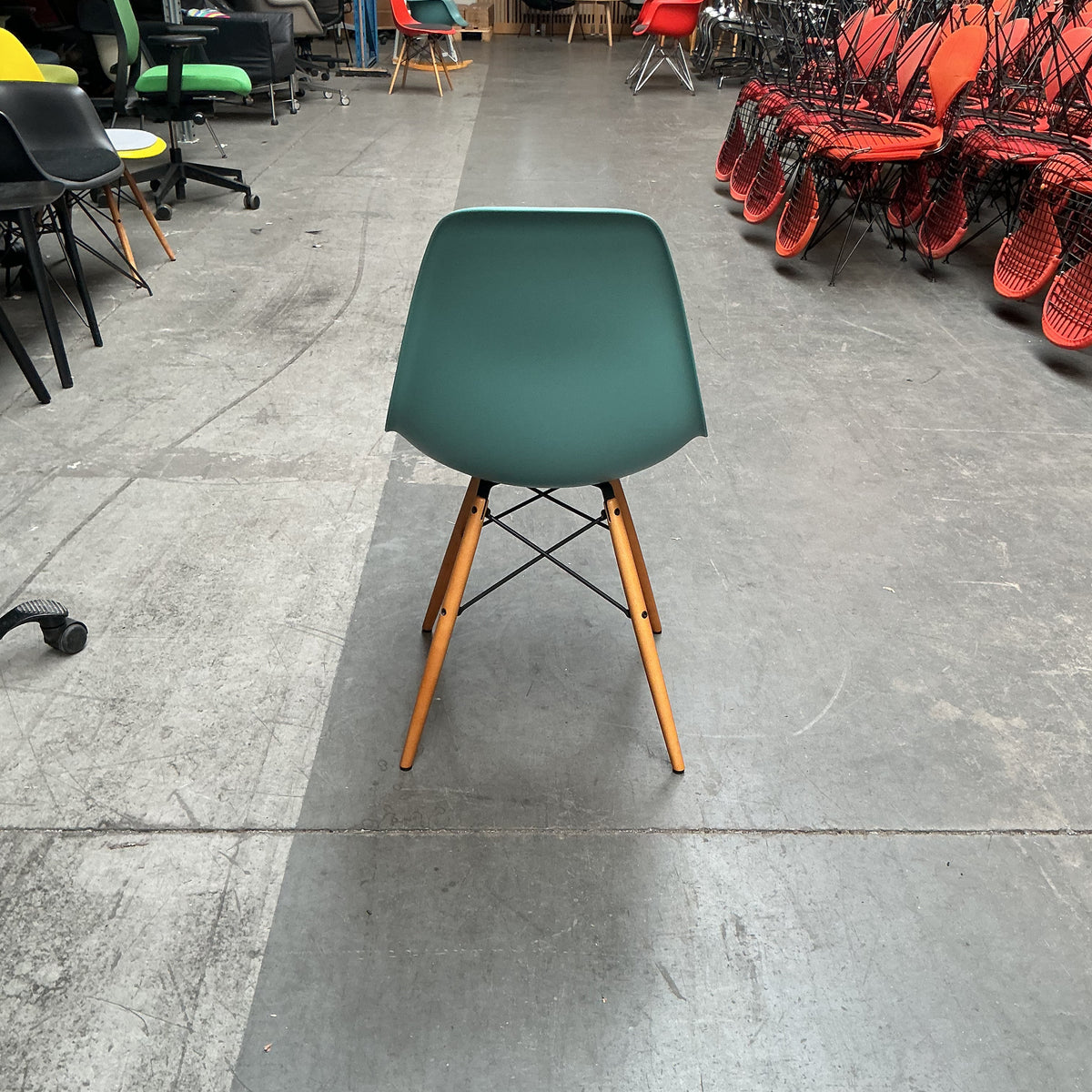 Vitra Eames Plastic Chair DSW | Eetkamerstoel | Groen | Stoffen Zitting | Essenhout