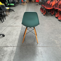 Vitra Eames Plastic Chair DSW | Eetkamerstoel | Groen | Stoffen Zitting | Essenhout