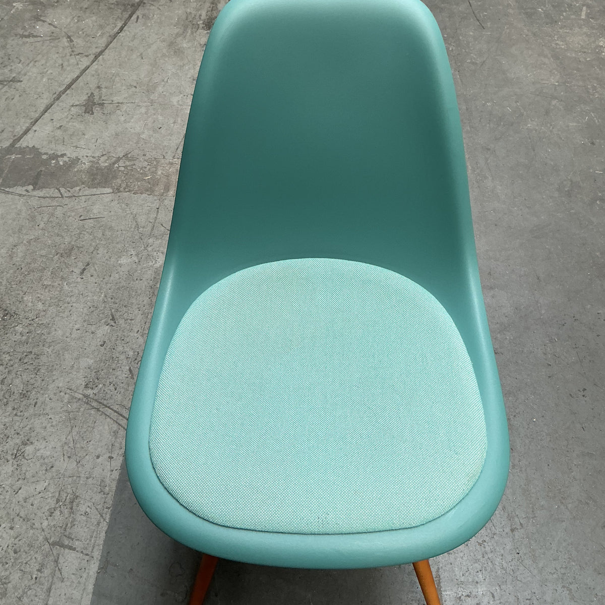 Vitra Eames Plastic Chair DSW | Eetkamerstoel | Groen | Stoffen Zitting | Essenhout