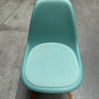 Vitra Eames Plastic Chair DSW | Eetkamerstoel | Groen | Stoffen Zitting | Essenhout