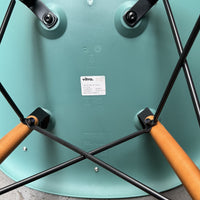 Vitra Eames Plastic Chair DSW | Eetkamerstoel | Groen | Stoffen Zitting | Essenhout