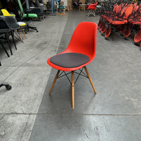 Vitra Eames Plastic Chair DSW | Eetkamerstoel | Rood | Grijze Zitting | Essenhout