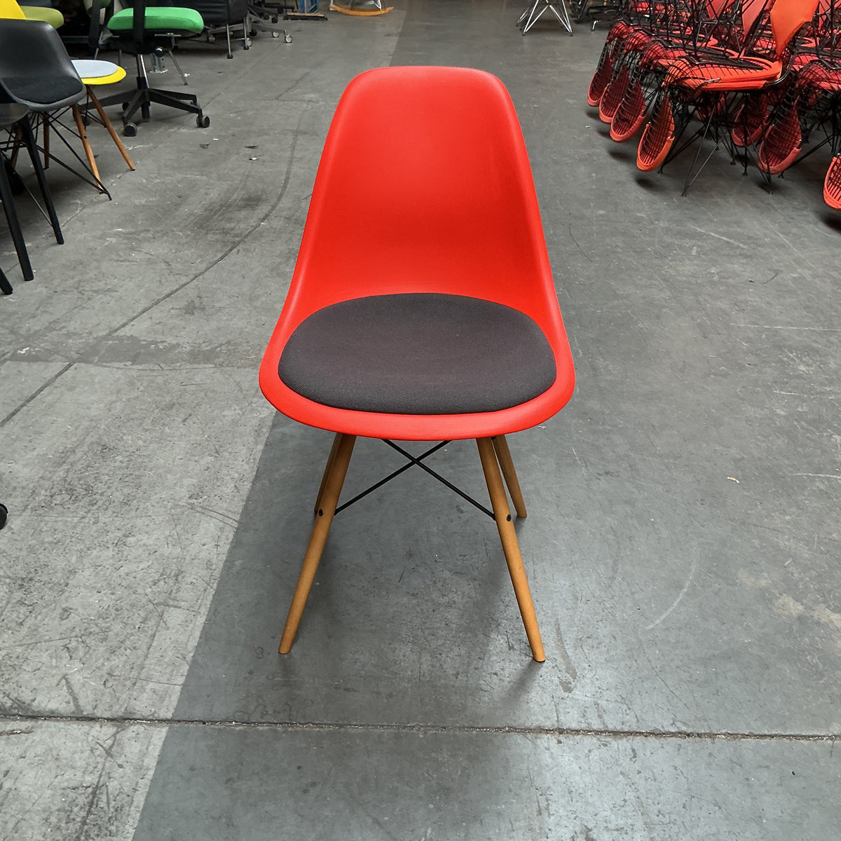 Vitra Eames Plastic Chair DSW | Eetkamerstoel | Rood | Grijze Zitting | Essenhout