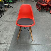 Vitra Eames Plastic Chair DSW | Eetkamerstoel | Rood | Grijze Zitting | Essenhout