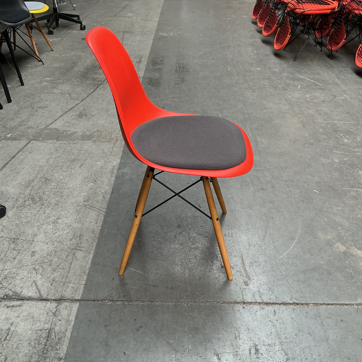 Vitra Eames Plastic Chair DSW | Eetkamerstoel | Rood | Grijze Zitting | Essenhout