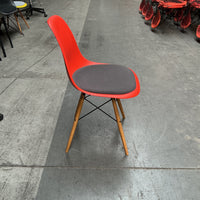 Vitra Eames Plastic Chair DSW | Eetkamerstoel | Rood | Grijze Zitting | Essenhout