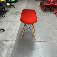 Vitra Eames Plastic Chair DSW | Eetkamerstoel | Rood | Grijze Zitting | Essenhout